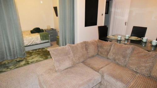 Spacious 3 Bedrooms 7 Beds Maisonette with 1 Bathroom 1WC 4 Smart TV's with Adaptable Lounge Area Tram access near Salford Quays and MCR City Centre photo 7