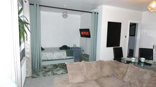 Spacious 3 Bedrooms 7 Beds Maisonette with 1 Bathroom 1WC 4 Smart TV's with Adaptable Lounge Area Tram access near Salford Quays and MCR City Centre photo 8