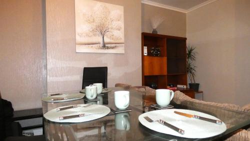 Spacious 3 Bedrooms 7 Beds Maisonette with 1 Bathroom 1WC 4 Smart TV's with Adaptable Lounge Area Tram access near Salford Quays and MCR City Centre photo 3