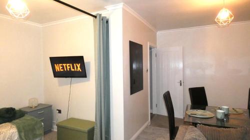 Spacious 3 Bedrooms 7 Beds Maisonette with 1 Bathroom 1WC 4 Smart TV's with Adaptable Lounge Area Tram access near Salford Quays and MCR City Centre photo 9