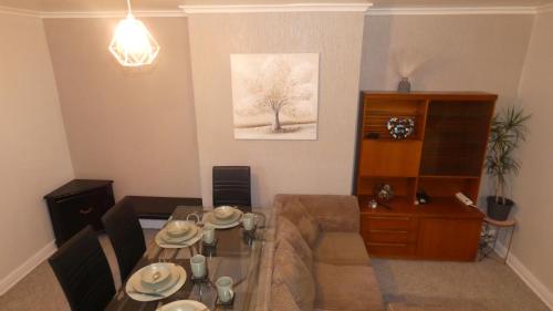 Spacious 3 Bedrooms 7 Beds Maisonette with 1 Bathroom 1WC 4 Smart TV's with Adaptable Lounge Area Tram access near Salford Quays and MCR City Centre photo 10