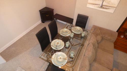 Spacious 3 Bedrooms 7 Beds Maisonette with 1 Bathroom 1WC 4 Smart TV's with Adaptable Lounge Area Tram access near Salford Quays and MCR City Centre photo 13