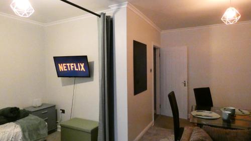 Spacious 3 Bedrooms 7 Beds Maisonette with 1 Bathroom 1WC 4 Smart TV's with Adaptable Lounge Area Tram access near Salford Quays and MCR City Centre photo 12