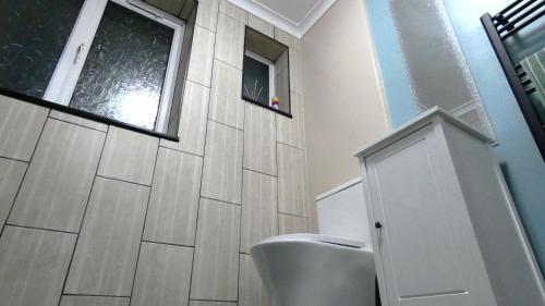Spacious 3 Bedrooms 7 Beds Maisonette with 1 Bathroom 1WC 4 Smart TV's with Adaptable Lounge Area Tram access near Salford Quays and MCR City Centre photo 22