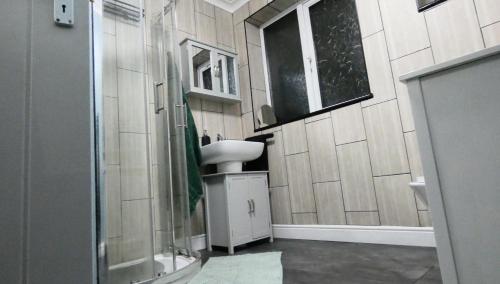 Spacious 3 Bedrooms 7 Beds Maisonette with 1 Bathroom 1WC 4 Smart TV's with Adaptable Lounge Area Tram access near Salford Quays and MCR City Centre photo 20