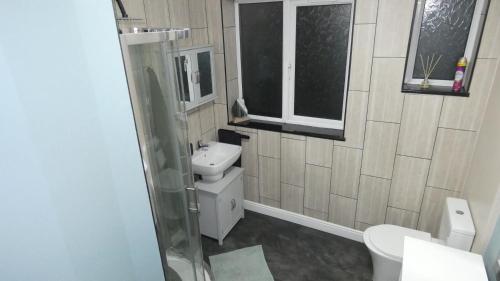 Spacious 3 Bedrooms 7 Beds Maisonette with 1 Bathroom 1WC 4 Smart TV's with Adaptable Lounge Area Tram access near Salford Quays and MCR City Centre photo 25