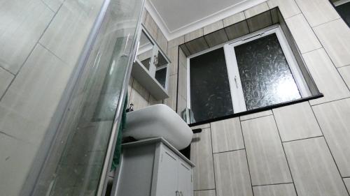 Spacious 3 Bedrooms 7 Beds Maisonette with 1 Bathroom 1WC 4 Smart TV's with Adaptable Lounge Area Tram access near Salford Quays and MCR City Centre photo 23