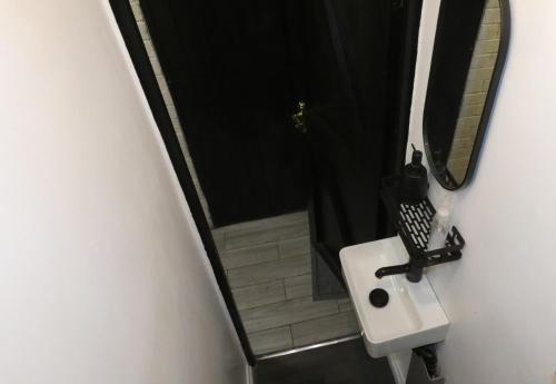 Spacious 3 Bedrooms 7 Beds Maisonette with 1 Bathroom 1WC 4 Smart TV's with Adaptable Lounge Area Tram access near Salford Quays and MCR City Centre photo 24