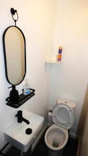 Spacious 3 Bedrooms 7 Beds Maisonette with 1 Bathroom 1WC 4 Smart TV's with Adaptable Lounge Area Tram access near Salford Quays and MCR City Centre photo 28