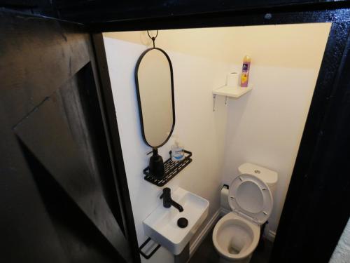 Spacious 3 Bedrooms 7 Beds Maisonette with 1 Bathroom 1WC 4 Smart TV's with Adaptable Lounge Area Tram access near Salford Quays and MCR City Centre photo 27