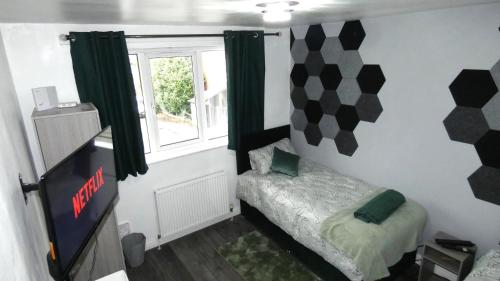 Spacious 3 Bedrooms 7 Beds Maisonette with 1 Bathroom 1WC 4 Smart TV's with Adaptable Lounge Area Tram access near Salford Quays and MCR City Centre photo 32