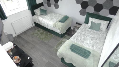 Spacious 3 Bedrooms 7 Beds Maisonette with 1 Bathroom 1WC 4 Smart TV's with Adaptable Lounge Area Tram access near Salford Quays and MCR City Centre photo 31