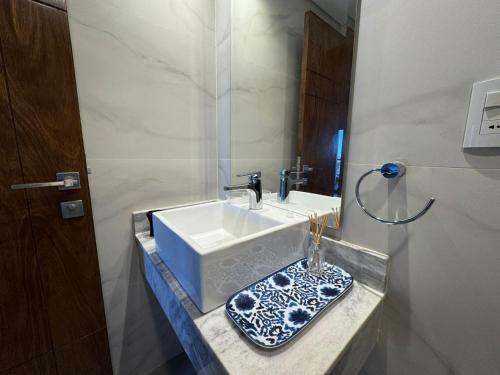 A bathroom at Modern 2 Br Apt In Las Lomas Close To Shop Del Sol