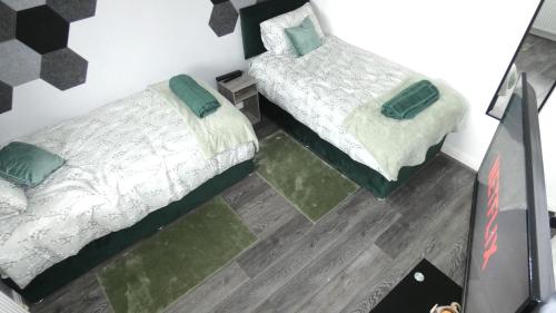 Spacious 3 Bedrooms 7 Beds Maisonette with 1 Bathroom 1WC 4 Smart TV's with Adaptable Lounge Area Tram access near Salford Quays and MCR City Centre photo 30