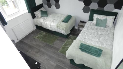 Spacious 3 Bedrooms 7 Beds Maisonette with 1 Bathroom 1WC 4 Smart TV's with Adaptable Lounge Area Tram access near Salford Quays and MCR City Centre photo 34