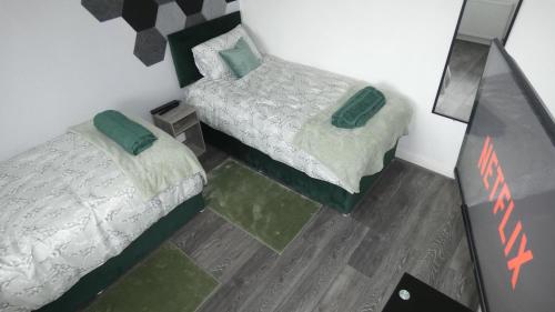 Spacious 3 Bedrooms 7 Beds Maisonette with 1 Bathroom 1WC 4 Smart TV's with Adaptable Lounge Area Tram access near Salford Quays and MCR City Centre photo 33