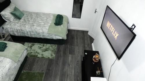 Spacious 3 Bedrooms 7 Beds Maisonette with 1 Bathroom 1WC 4 Smart TV's with Adaptable Lounge Area Tram access near Salford Quays and MCR City Centre photo 37