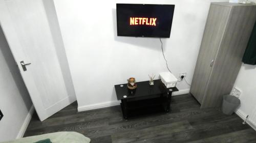 Spacious 3 Bedrooms 7 Beds Maisonette with 1 Bathroom 1WC 4 Smart TV's with Adaptable Lounge Area Tram access near Salford Quays and MCR City Centre photo 38