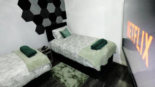 Spacious 3 Bedrooms 7 Beds Maisonette with 1 Bathroom 1WC 4 Smart TV's with Adaptable Lounge Area Tram access near Salford Quays and MCR City Centre photo 39