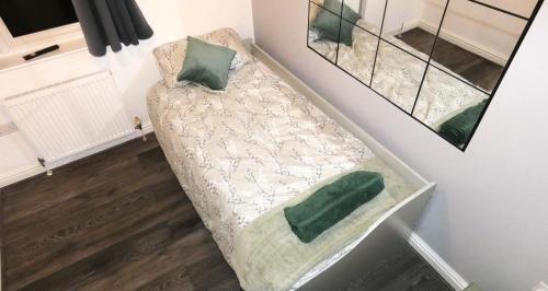 Spacious 3 Bedrooms 7 Beds Maisonette with 1 Bathroom 1WC 4 Smart TV's with Adaptable Lounge Area Tram access near Salford Quays and MCR City Centre photo 42