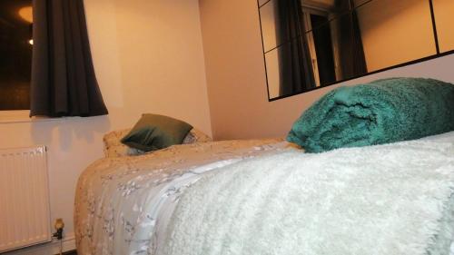 Spacious 3 Bedrooms 7 Beds Maisonette with 1 Bathroom 1WC 4 Smart TV's with Adaptable Lounge Area Tram access near Salford Quays and MCR City Centre photo 41