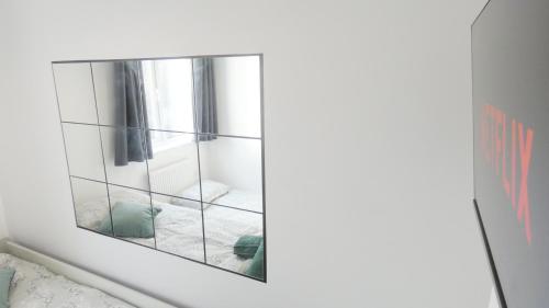 Spacious 3 Bedrooms 7 Beds Maisonette with 1 Bathroom 1WC 4 Smart TV's with Adaptable Lounge Area Tram access near Salford Quays and MCR City Centre photo 44