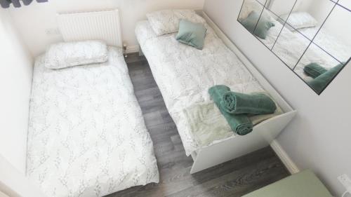 Spacious 3 Bedrooms 7 Beds Maisonette with 1 Bathroom 1WC 4 Smart TV's with Adaptable Lounge Area Tram access near Salford Quays and MCR City Centre photo 48