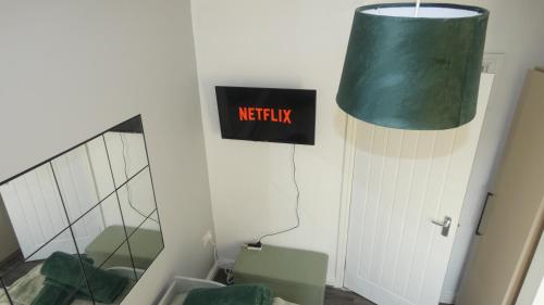 Spacious 3 Bedrooms 7 Beds Maisonette with 1 Bathroom 1WC 4 Smart TV's with Adaptable Lounge Area Tram access near Salford Quays and MCR City Centre photo 46