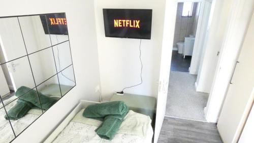 Spacious 3 Bedrooms 7 Beds Maisonette with 1 Bathroom 1WC 4 Smart TV's with Adaptable Lounge Area Tram access near Salford Quays and MCR City Centre photo 47