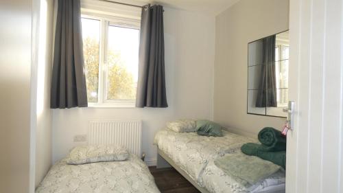 Spacious 3 Bedrooms 7 Beds Maisonette with 1 Bathroom 1WC 4 Smart TV's with Adaptable Lounge Area Tram access near Salford Quays and MCR City Centre photo 5