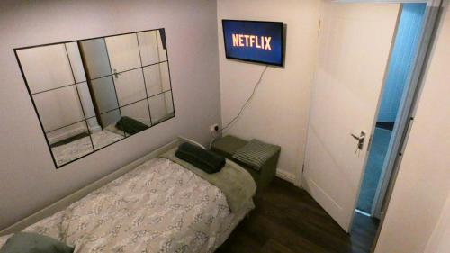 Spacious 3 Bedrooms 7 Beds Maisonette with 1 Bathroom 1WC 4 Smart TV's with Adaptable Lounge Area Tram access near Salford Quays and MCR City Centre photo 45