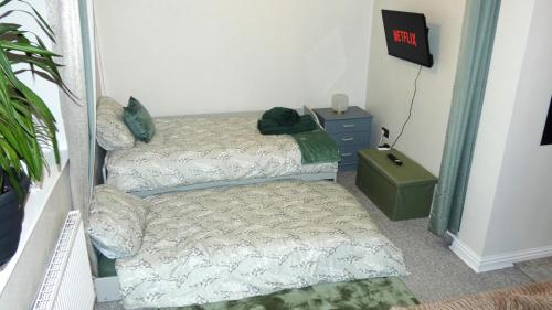 Spacious 3 Bedrooms 7 Beds Maisonette with 1 Bathroom 1WC 4 Smart TV's with Adaptable Lounge Area Tram access near Salford Quays and MCR City Centre photo 50