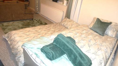 Spacious 3 Bedrooms 7 Beds Maisonette with 1 Bathroom 1WC 4 Smart TV's with Adaptable Lounge Area Tram access near Salford Quays and MCR City Centre photo 49