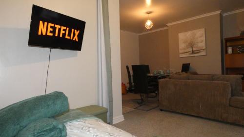 Spacious 3 Bedrooms 7 Beds Maisonette with 1 Bathroom 1WC 4 Smart TV's with Adaptable Lounge Area Tram access near Salford Quays and MCR City Centre photo 53