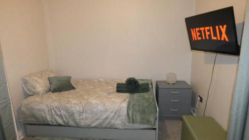 Spacious 3 Bedrooms 7 Beds Maisonette with 1 Bathroom 1WC 4 Smart TV's with Adaptable Lounge Area Tram access near Salford Quays and MCR City Centre photo 52