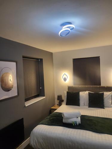 Postel nebo postele na pokoji v ubytování Modern Serviced Studio - Affordable Luxury with Free Parking