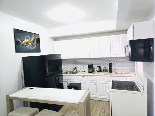 Η κουζίνα ή μικρή κουζίνα στο Home away from home 5 minutes away EWR Airport