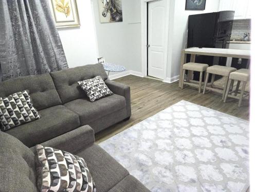 Χώρος καθιστικού στο Home away from home 5 minutes away EWR Airport