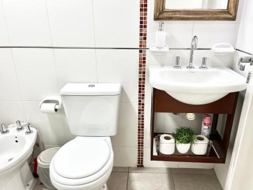 a bathroom with a toilet and a sink at Studio Conexión Alojamiento moderno cerca Parque San Martín y Av Arístides in Godoy Cruz