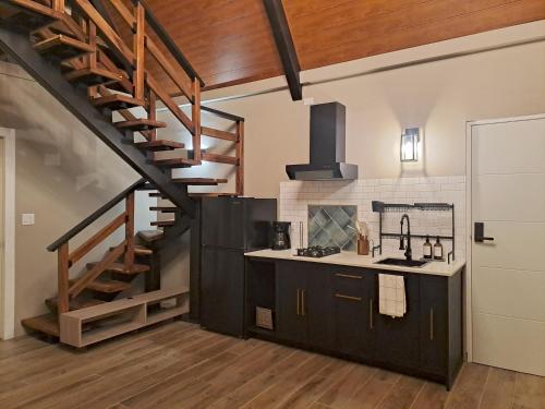 eine Küche mit einer Treppe, die zu einem Loft führt in der Unterkunft Cabañas Piedra del Risco in Alto Boquete