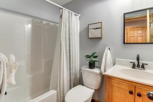 Koupelna v ubytování Hot Tub Soaks! Family Home 6 Mi to Big Boulder Mtn