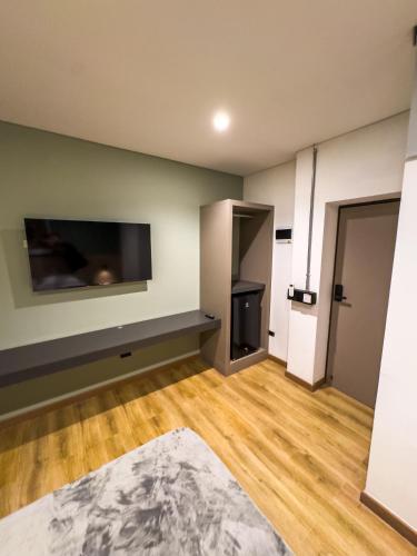 a living room with a flat screen tv on the wall at Habitat Ochentayuno in Medellín