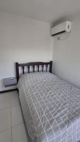 Cama en habitación blanca con: en Fresco y luminoso 10, en Posadas