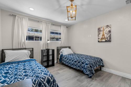 Ένα ή περισσότερα κρεβάτια σε δωμάτιο στο Wonderful Home Near Claremont! With Amazing Backyard!