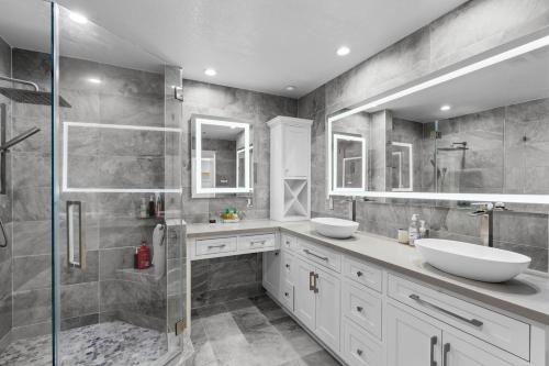 Ένα μπάνιο στο Wonderful Home Near Claremont! With Amazing Backyard!