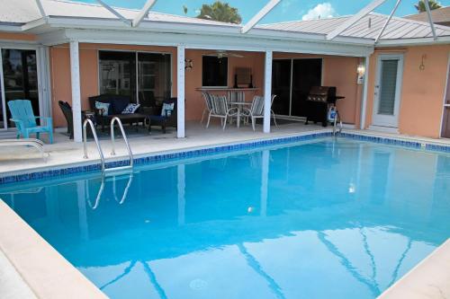 basen przed domem w obiekcie Family friendly home on water with kayaks and pool w mieście Cape Coral