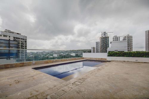 ein Schwimmbad auf dem Dach eines Gebäudes in der Unterkunft SkyMar Luxury 27 in Cartagena de Indias