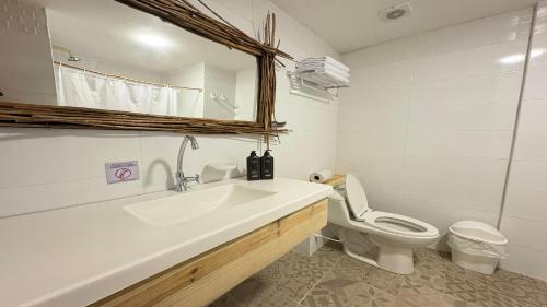une salle de bain blanche avec un lavabo et des toilettes dans l'établissement Hotel Blue Cove by On vacation, à San Andrés