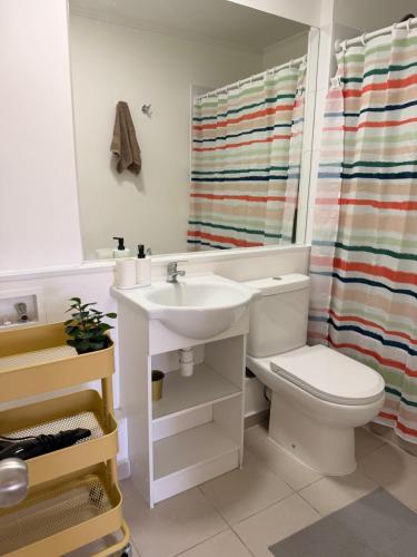 une salle de bain avec un lavabo, des toilettes et une douche dans l'établissement innovador departamento cercano a mall y carretera, à Rancagua
