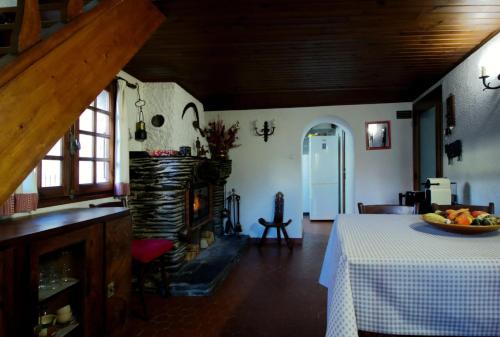 eine Küche mit Tisch und Kamin in einem Zimmer in der Unterkunft Charmant appartement à Estavar de 70 m² in Estavar